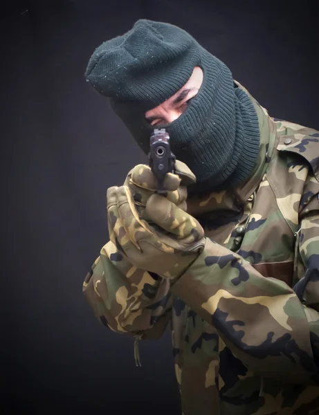 Soldaat met pistool, balaclava en camouflage pak — Stockfoto