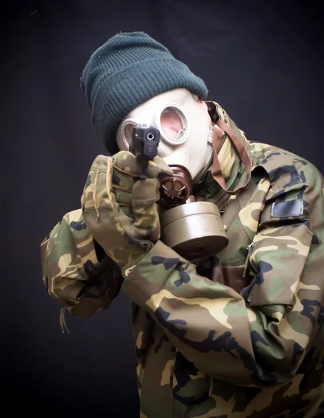 Soldier with a gun, gas mask and camouflage suit — Stock Photo, Image