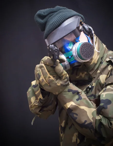Солдат з пістолетом, газовою маскою та камуфляжним костюмом — стокове фото