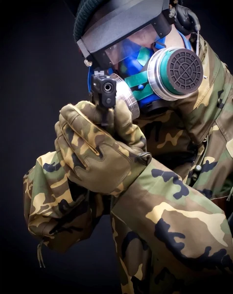 Voják s pistolí, plynovou masku a maskovací oblek — Stock fotografie