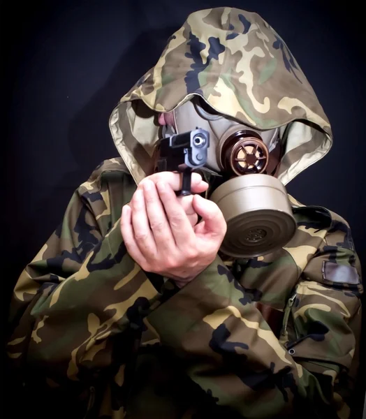 Soldat med en pistol, gasmask och kamouflage passar — Stockfoto