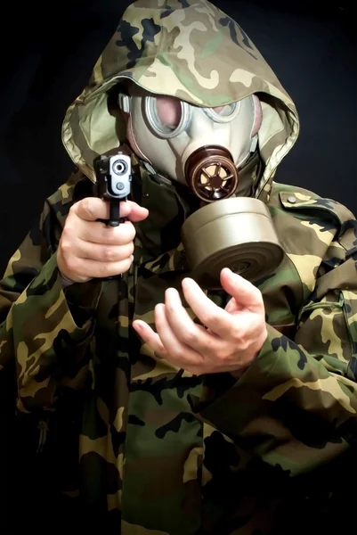 Soldaat met een pistool, gasmasker en camouflage pak — Stockfoto