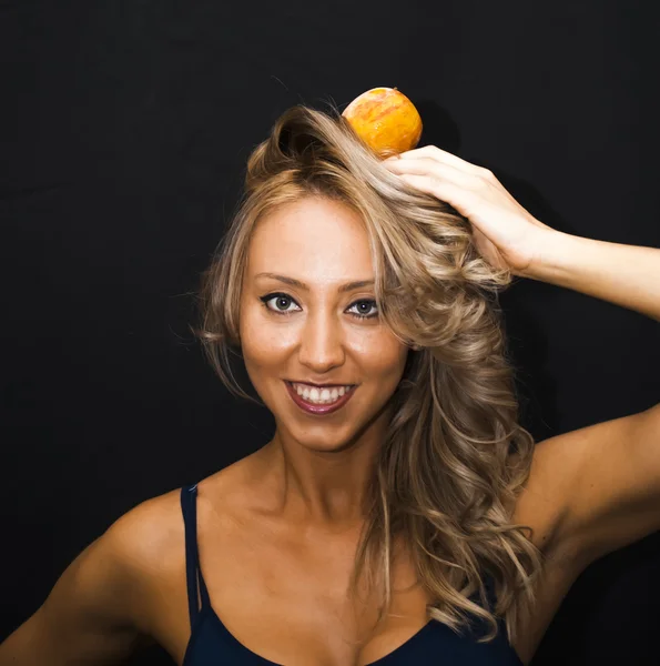 Schöne Frau mit einem Apfel auf dem Kopf — Stockfoto