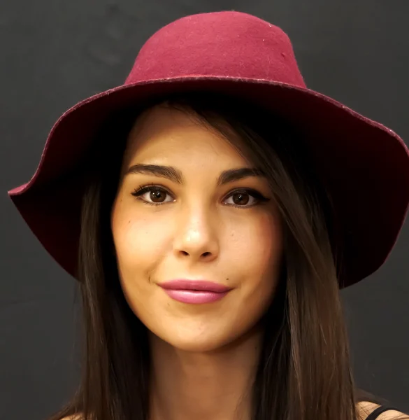 Красива жінка з червоним капелюхом — стокове фото