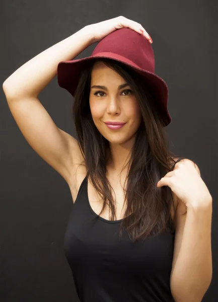 Piękna kobieta w czerwonym kapeluszu — Zdjęcie stockowe