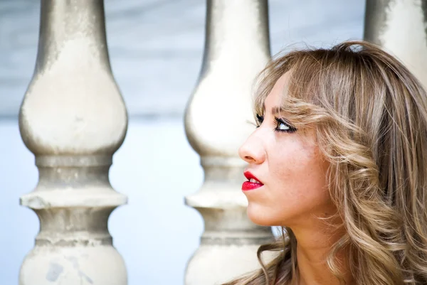 Hermosa mujer en el exterior de un museo —  Fotos de Stock