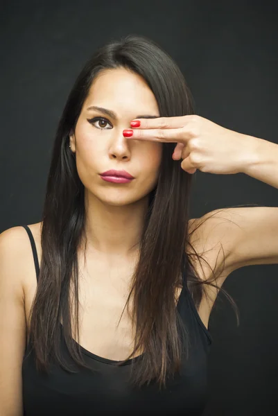 Bella donna che copre un occhio con la mano — Foto Stock