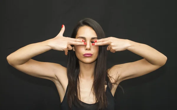 Женщина, закрывающая руками оба глаза — стоковое фото