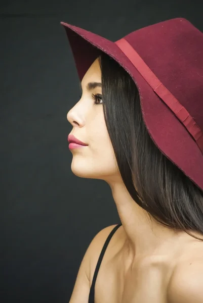 Красивая женщина в красной шляпе — стоковое фото