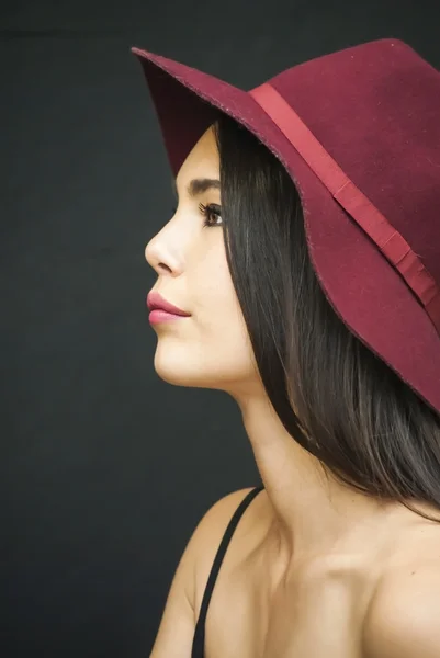 Hermosa mujer con sombrero rojo — Foto de Stock