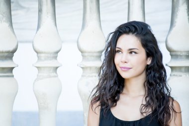 bir müze dışına güzel kadın