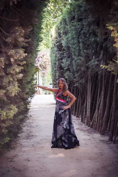 Beautiful  Woman  In The Park — Stock Photo, Image