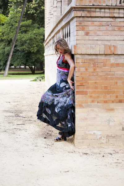 Hermosa mujer en el parque —  Fotos de Stock