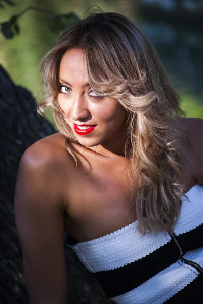 Beautiful  Woman  In The Park — Stock Photo, Image