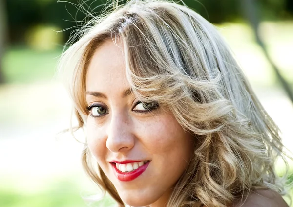 Beautiful  Woman  In The Park — Stock Photo, Image