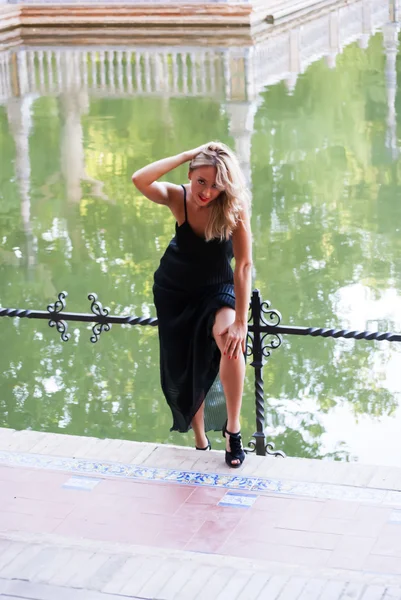 Hermosa mujer en el parque —  Fotos de Stock