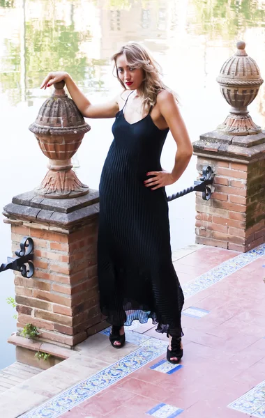 Hermosa mujer en el parque — Foto de Stock