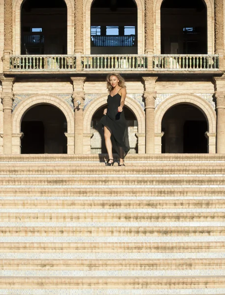 Mooie vrouw op trap in een monumentale ruimte — Stockfoto