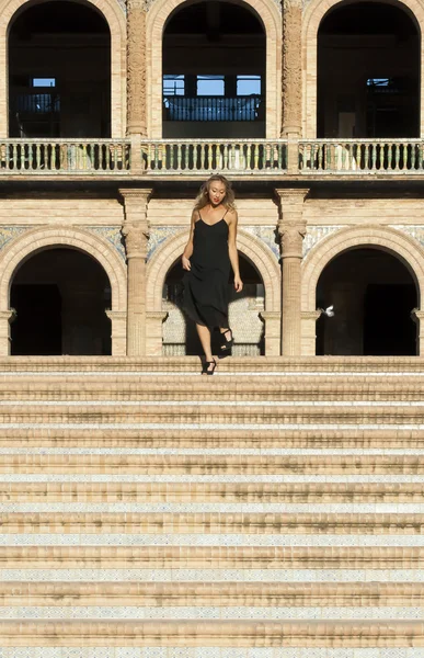 Belle femme sur les escaliers dans une zone monumentale — Photo