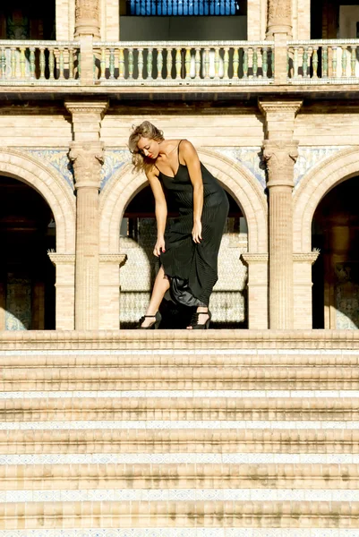 Hermosa mujer en las escaleras en una zona monumental —  Fotos de Stock