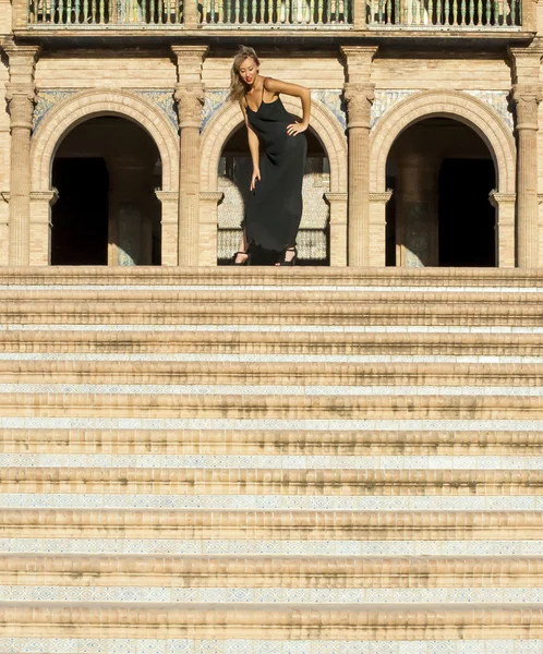 Mooie vrouw op trap in een monumentale ruimte — Stockfoto