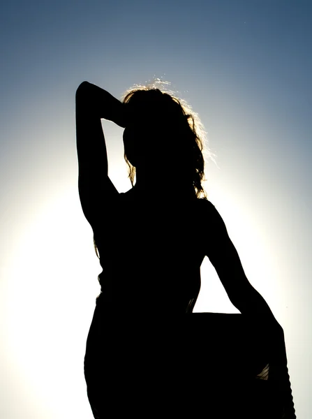 Mooie vrouw silhouet met achtergrondverlichting — Stockfoto
