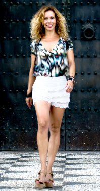 Eski bir kapı önünde güzel orta yaşlı kadın