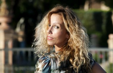 Orta yaşlı kadın açık havada portresi