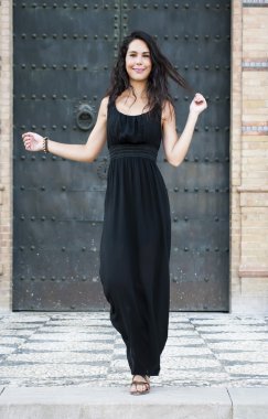 Eski bir kapı önünde güzel kadın