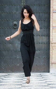 Eski bir kapı önünde güzel kadın