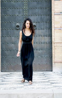 Eski bir kapı önünde güzel kadın