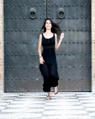 Eski bir kapı önünde güzel kadın