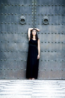 Eski bir kapı önünde güzel kadın