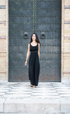 Eski bir kapı önünde güzel kadın