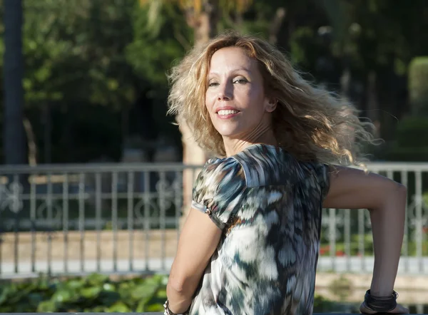 Retrato de mujer bonita de mediana edad al aire libre — Foto de Stock