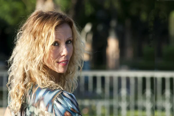 Retrato de mujer bonita de mediana edad al aire libre — Foto de Stock