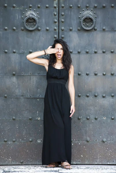 Beautiful  Woman in front of an old door — Stock Photo, Image