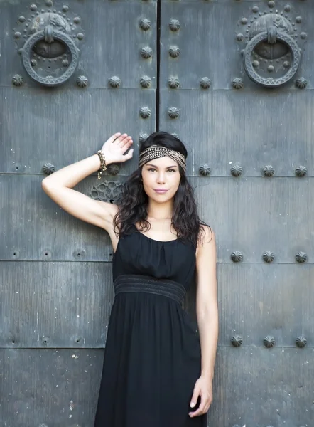 Mulher bonita na frente de uma porta velha — Fotografia de Stock