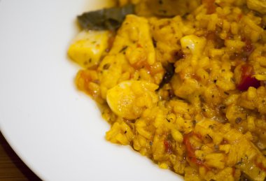 Tabak pirinç ile tavuk