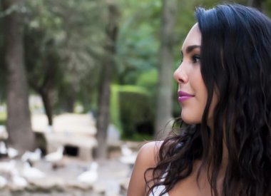 Parktaki Güzel Kadın