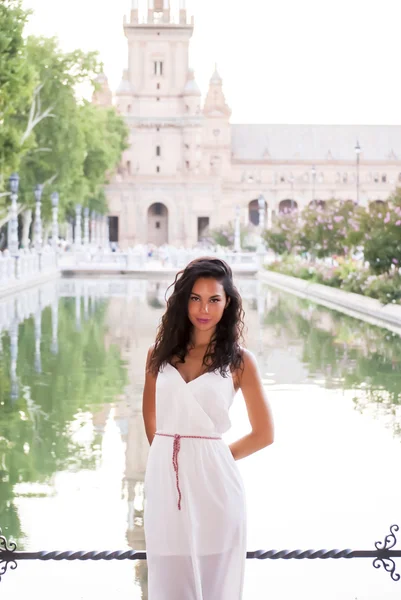 Belle femme dans le parc — Photo