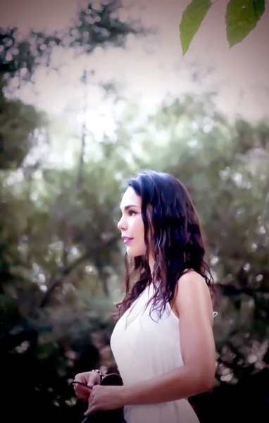 Hermosa mujer en el parque — Foto de Stock