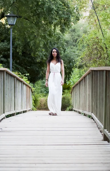 Mooie vrouw op een houten brug In The Park — Stockfoto