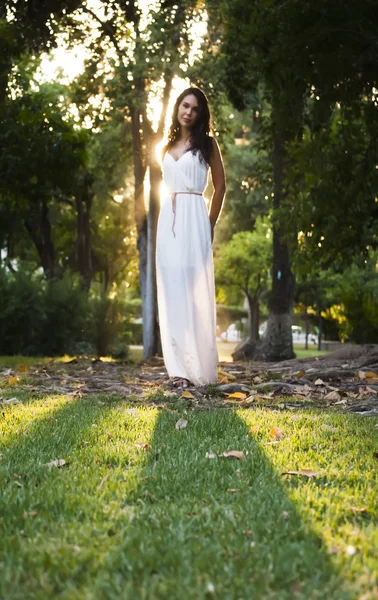 Mulher bonita no parque — Fotografia de Stock