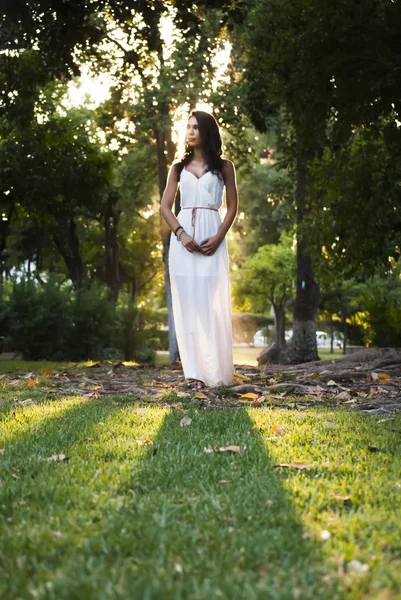 Mulher bonita no parque — Fotografia de Stock