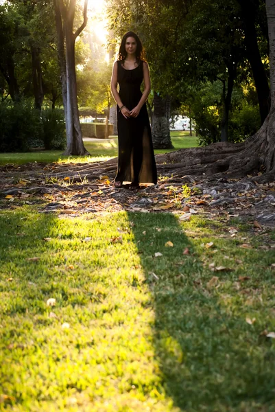 Belle femme dans le parc — Photo