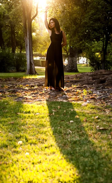 Belle femme dans le parc — Photo