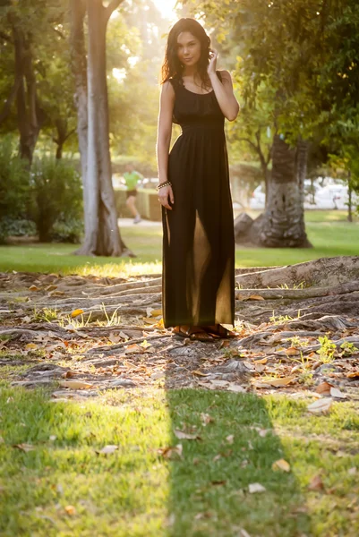 Mooie vrouw in het park — Stockfoto