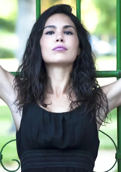 Hermosa mujer en el parque — Foto de Stock