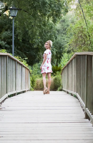 Portret van Midden leeftijd mooie vrouw buitenshuis — Stockfoto